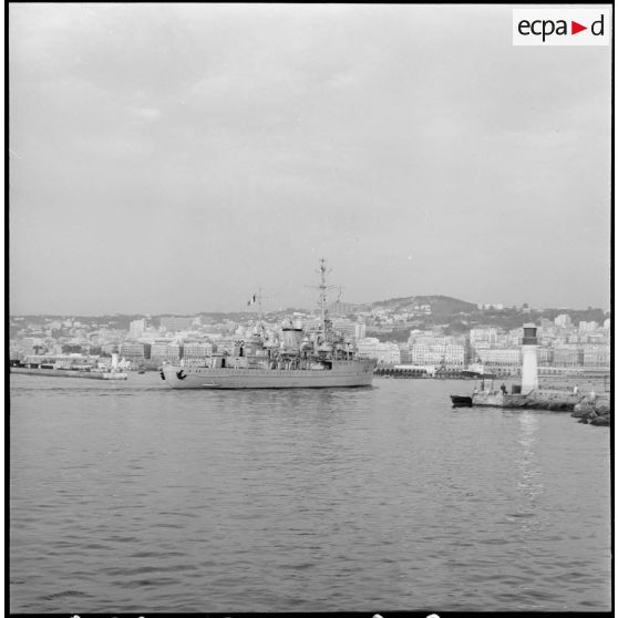 Le ravitailleur de sous-marins "Gustave Zede" entre au port d'Alger.