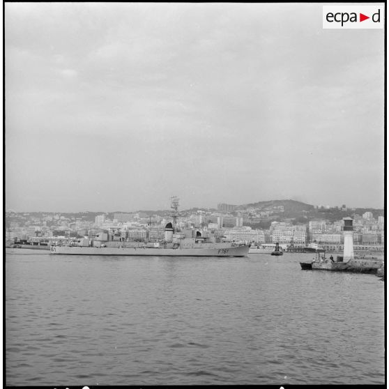 L'escorteur "le Corse" entre au port d'Alger.