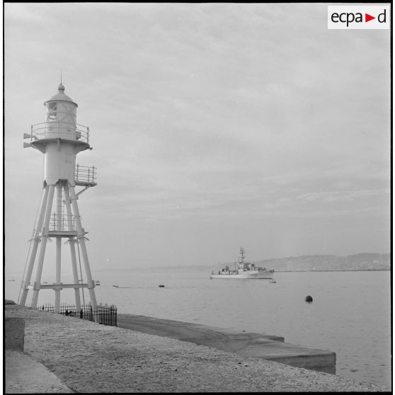 Un escorteur de l'escadre commandé par monsieur le vice-amiral Jozan entre au port d'Alger.