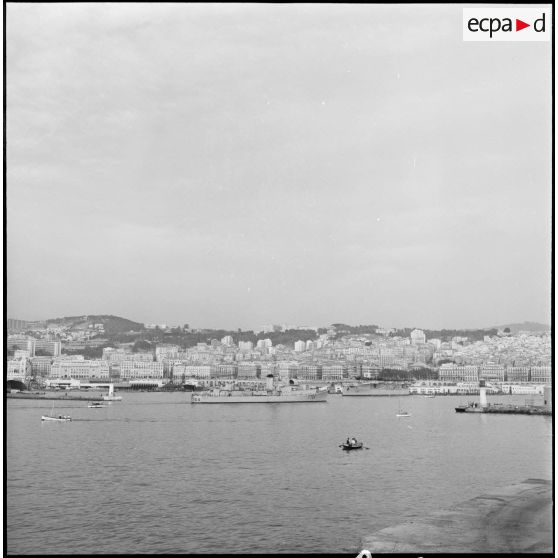 Un escorteur de l'escadre commandé par monsieur le vice-amiral Jozan entre au port d'Alger.