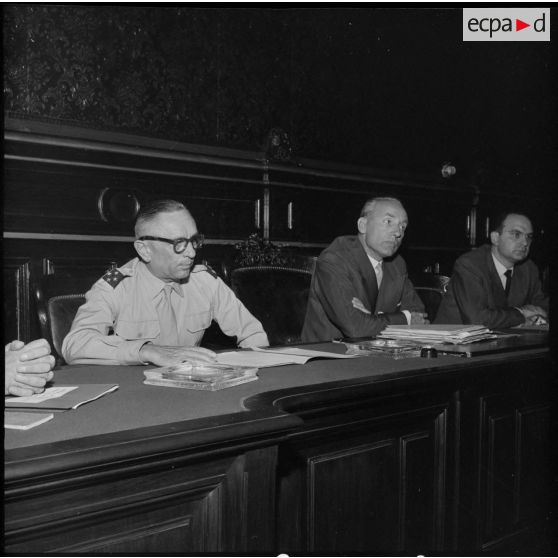 Le général Robert Loth, commandant le corps d'armée de Constantine, Maurice Papon, inspecteur général de l'administration en mission extraordinaire (IGAME) de Constantine, et le secrétaire général pendant la conférence de presse sur la situation dans le constantinois.