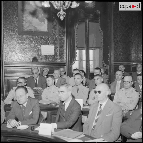 Vues de l'assistance composée de journalistes, d'officiers et de fonctionnaires pendant la conférence de presse de Maurice Papon et du général Robert Loth sur la situation dans le constantinois.