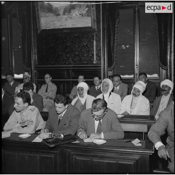 Vues de l'assistance composée de journalistes, d'officiers et de fonctionnaires pendant la conférence de presse de Maurice Papon et du général Robert Loth sur la situation dans le constantinois.