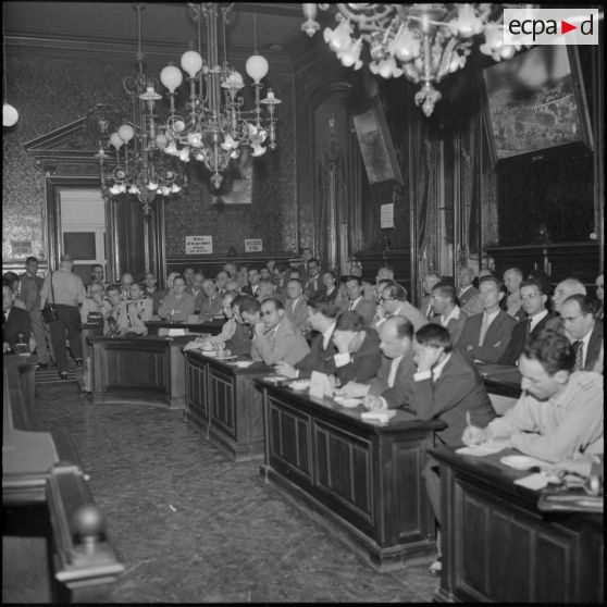 Vues de l'assistance composée de journalistes, d'officiers et de fonctionnaires pendant la conférence de presse de Maurice Papon et du général Robert Loth sur la situation dans le constantinois.