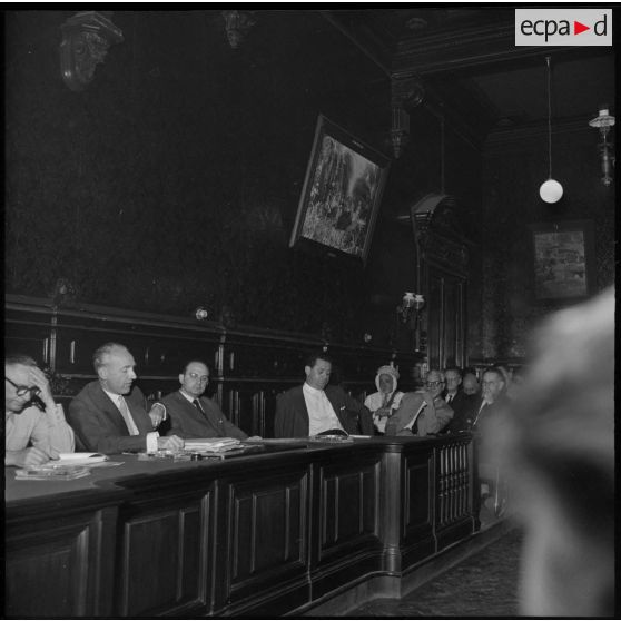 Maurice Papon, inspecteur général de l'administration en mission extraordinaire (IGAME) de Constantine, le secrétaire général et monsieur Ben A Dad sous préfet conseiller technique, pendant la conférence de presse sur la situation dans le constantinois.