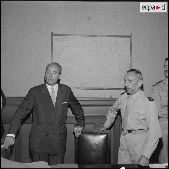 Le général Robert Loth, commandant le corps d'armée de Constantine et Maurice Papon, inspecteur général de l'administration en mission extraordinaire (IGAME) de Constantine, pendant la conférence de presse sur la situation dans le constantinois.