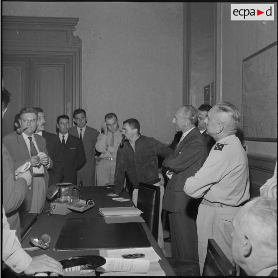 Le général Robert Loth, commandant le corps d'armée de Constantine, Maurice Papon, inspecteur général de l'administration en mission extraordinaire (IGAME) de Constantine, et les journalistes pendant la conférence de presse sur la situation dans le constantinois.