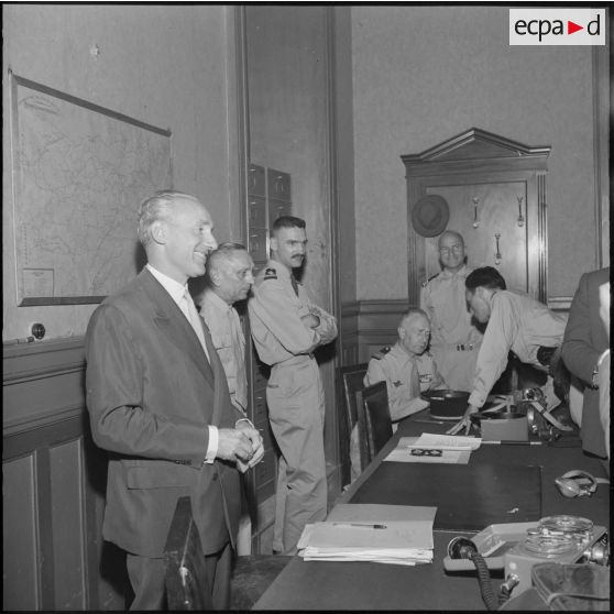 Le général Robert Loth, commandant le corps d'armée de Constantine, Maurice Papon, inspecteur général de l'administration en mission extraordinaire (IGAME) de Constantine, et les journalistes pendant la conférence de presse sur la situation dans le constantinois.