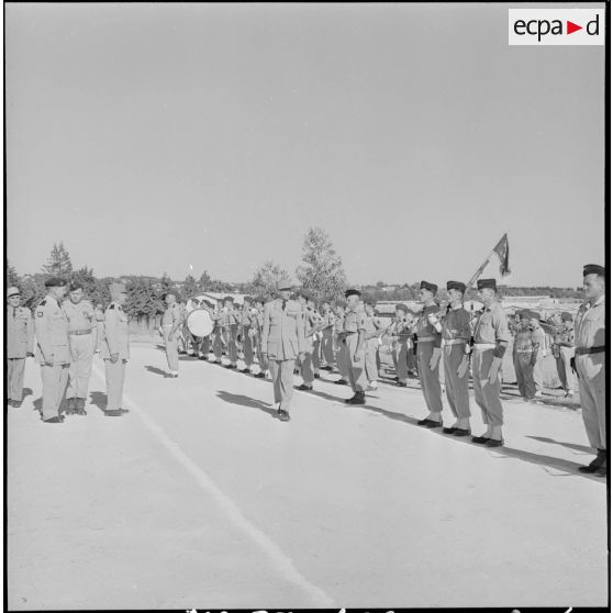 Le général Jacques Allard passe les stagiaires du centre d'instruction de l'intendance de Beni Messouss en revue.
