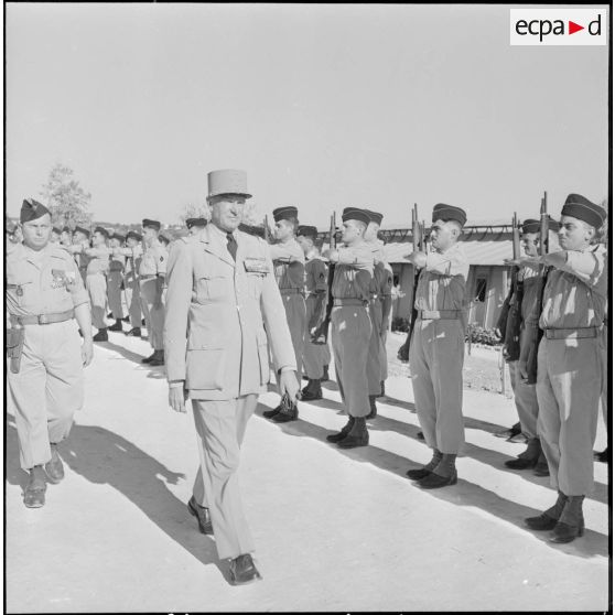 Le général Jacques Allard passe les stagiaires du centre d'instruction de l'intendance de Beni Messouss en revue.