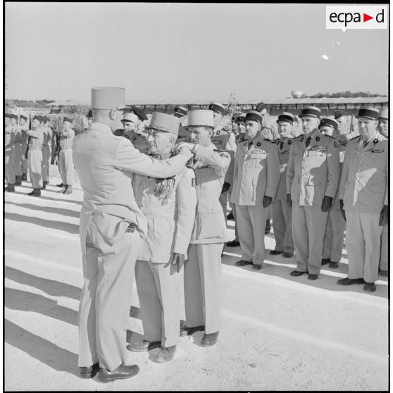 L'intendant général Lacaton est fait commandeur de la légion d'honneur.