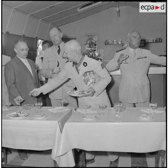 Monsieur l'intendant général sable le champagne.