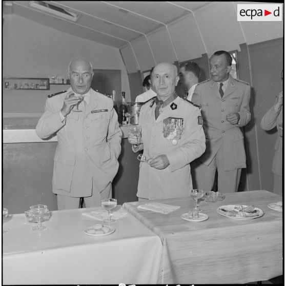 Monsieur l'intendant général sable le champagne.