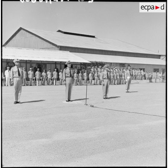 La passation de commandement du colonel Le Blevennec au colonel Labit. De gauche à droite : le colonel Labit, le général Edmond Jouhaud, le général Gustave Mentré, le colonnel Le Blevenec.