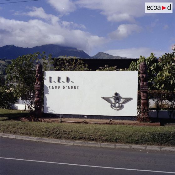 Panneau à l'entrée du camp d'Arue.[Description en cours]