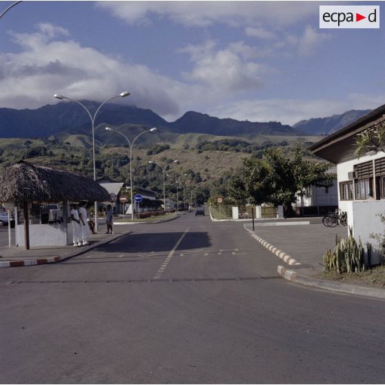 Route à l'intérieur du camp d'Arue.[Description en cours]