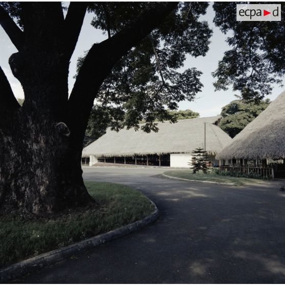 Salle de cinéma et foyer du camp d'Arue.[Description en cours]