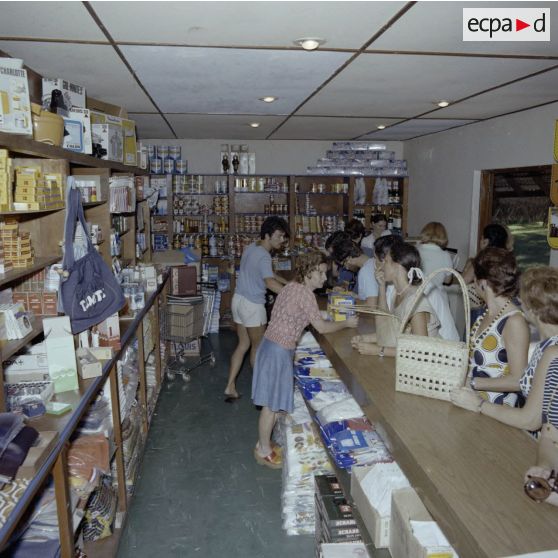 Intérieur du foyer du camp d'Arue autorisé aux familles.[Description en cours]