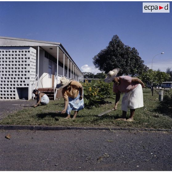 Femmes entretenant les espaces verts dans le camp d'Arue à Papeete.[Description en cours]