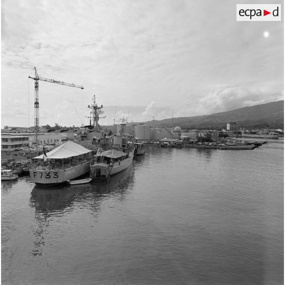 Quai de ravitaillement en carburant de la Direction des constructions et armes navales (DCAN) de Papeete, escorteur Commandant Rivière et bâtiment de déchargement de chars (BDC).[Description en cours]
