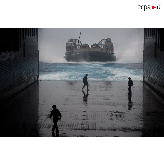 Un aéroglisseur de débarquement américain s’apprête à entrer dans le radier du bâtiment de projection et de commandement (BPC) Tonnerre, en mer Méditerrannée.