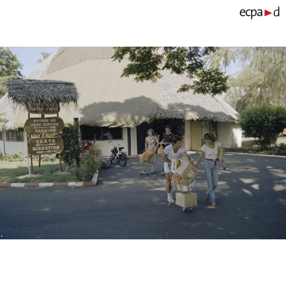 Groupe des foyers au centre d'Arue.[Description en cours]