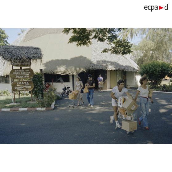 Groupe des foyers au centre d'Arue.[Description en cours]