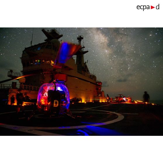 Activité nocturne sur le BPC Tonnerre pendant l'opération Harmattan.