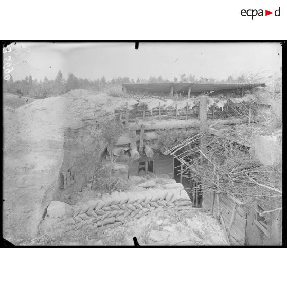 Biermont&#x20;&#x28;Oise&#x29;.&#x20;Poste&#x20;allemand&#x20;de&#x20;guetteur&#x20;entre&#x20;les&#x20;rochers.&#x20;&#x5B;l&#xE9;gende&#x20;d&#x27;origine&#x5D;
