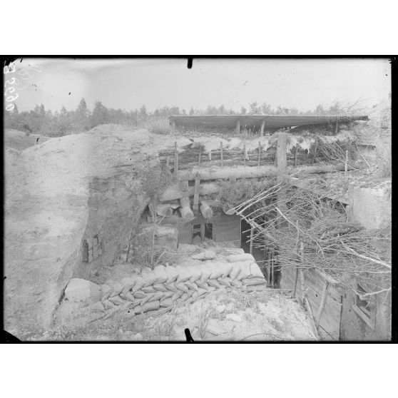 Biermont (Oise). Poste allemand de guetteur entre les rochers. [légende d'origine]