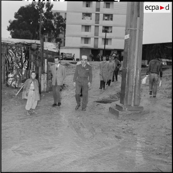 Le capitaine des sections administratives urbaines (SAU), le capitaine Montaner du Clos Salembier dirige la délégation des journalistes dans le village.