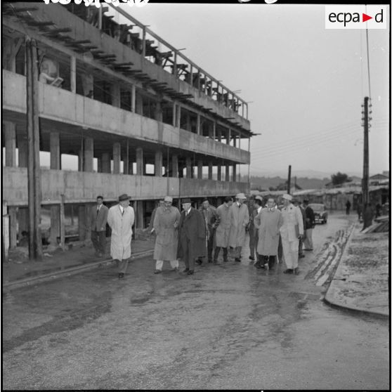 Le capitaine des sections administratives urbaines (SAU), le capitaine Montaner du Clos Salembier dirige la délégation des journalistes dans le village.