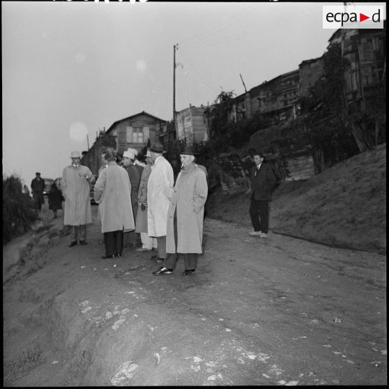 Le capitaine des sections administratives urbaines (SAU), le capitaine Montaner du Clos Salembier dirige la délégation des journalistes dans le village.