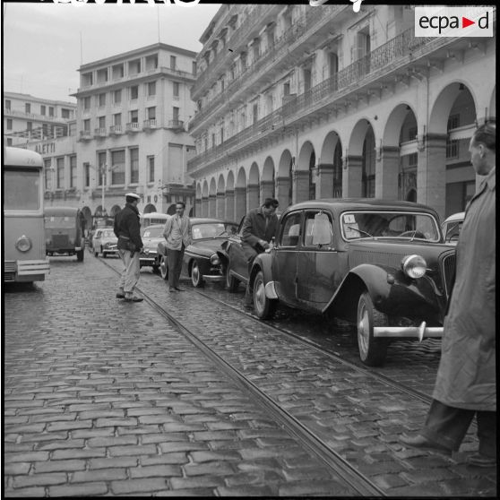 Accidents devant la préfecture, des voitures du gouvernement général.