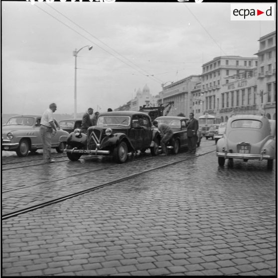 Accidents devant la préfecture, des voitures du gouvernement général.