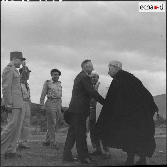 A Boudjima André Morice, ministre de la Défense nationale et des Forces armées, est accueilli par le député Ait Ali.