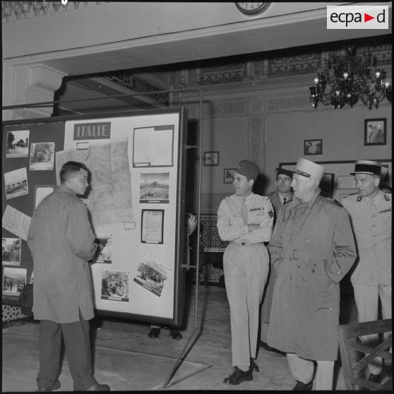 Le général Salan, commandant supérieur interarmées et commandant la 10ème région militaire visite l'exposition "Combattant 43" consacrée à la campagne d'Italie, dans les locaux du journal Le Bled.