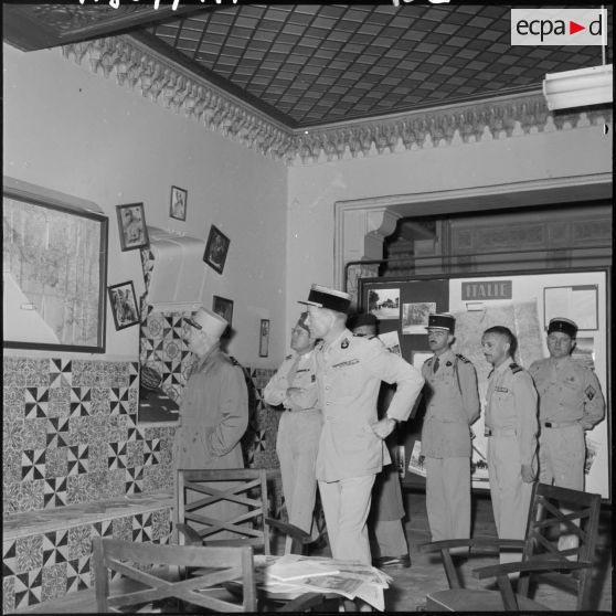 Le général Salan, commandant supérieur interarmées et commandant la 10ème région militaire visite l'exposition "Combattant 43" consacrée à la campagne d'Italie, dans les locaux du journal Le Bled.