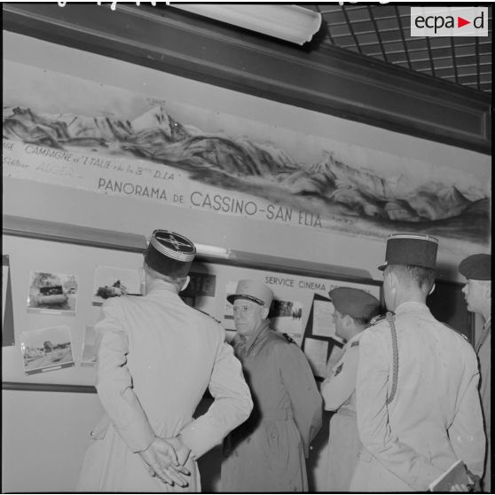 Le général Salan, commandant supérieur interarmées et commandant la 10ème région militaire visite l'exposition "Combattant 43" consacrée à la campagne d'Italie, dans les locaux du journal Le Bled.