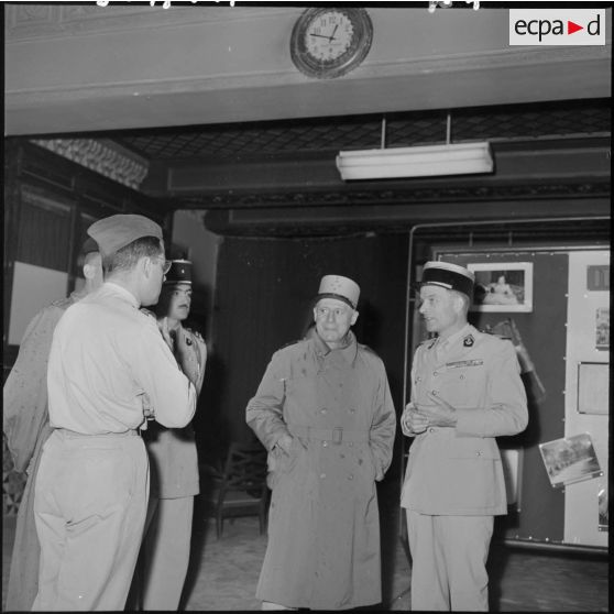 Le général Salan, commandant supérieur interarmées et commandant la 10ème région militaire visite l'exposition "Combattant 43" consacrée à la campagne d'Italie, dans les locaux du journal Le Bled.