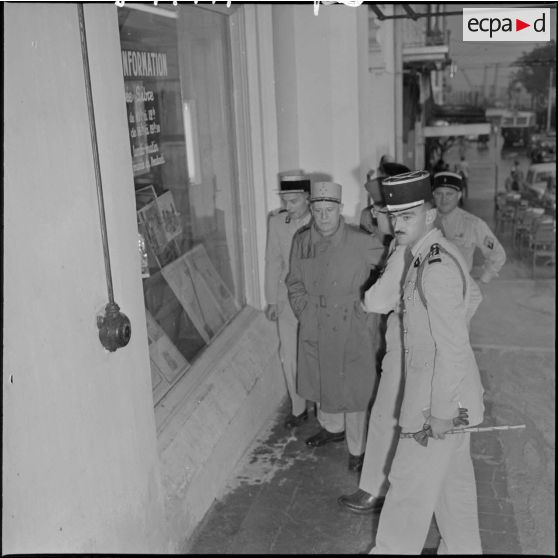 Le général Salan, commandant supérieur interarmées et commandant la 10ème région militaire visite l'exposition "Combattant 43" consacrée à la campagne d'Italie, dans les locaux du journal Le Bled.