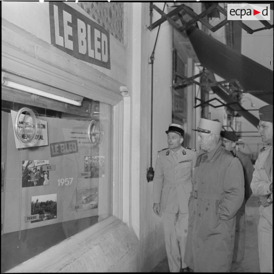 Le général Salan, commandant supérieur interarmées et commandant la 10ème région militaire visite l'exposition "Combattant 43" consacrée à la campagne d'Italie, dans les locaux du journal Le Bled.