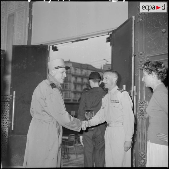 Le général Salan, commandant supérieur interarmées et commandant la 10ème région militaire visite l'exposition "Combattant 43" consacrée à la campagne d'Italie, dans les locaux du journal Le Bled.