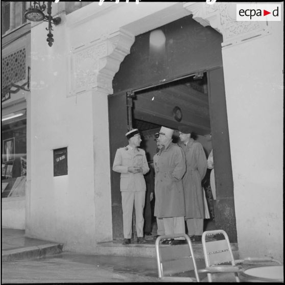 Le général Salan, commandant supérieur interarmées et commandant la 10ème région militaire visite l'exposition "Combattant 43" consacrée à la campagne d'Italie, dans les locaux du journal Le Bled.