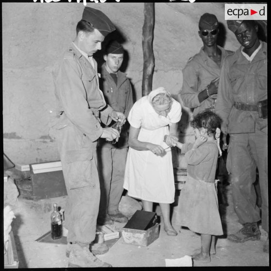 Soins par une infirmière d'une petite musulmane.