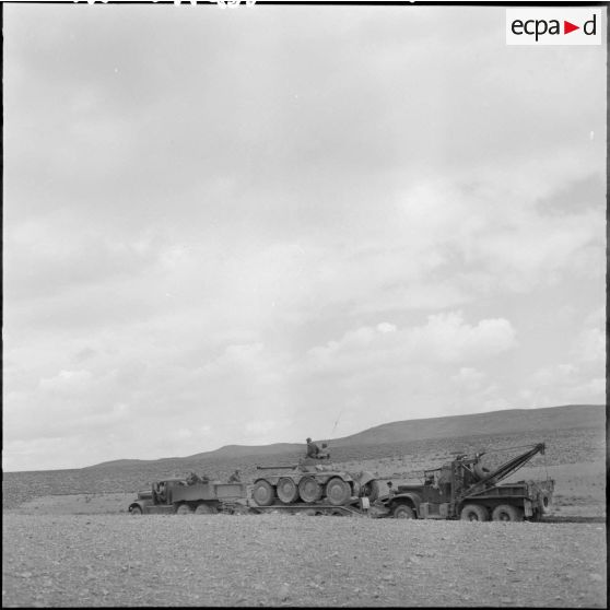 Le porte char est enlisé et un Wrecker le dégage.