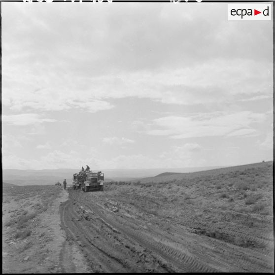 Le porte char est enlisé et un Wrecker le dégage.