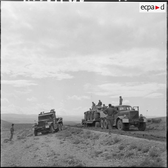 Le porte char est enlisé et un Wrecker le dégage.