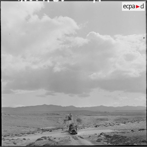 Le porte char traverse un oued.