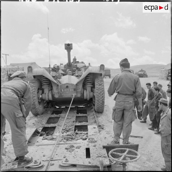 Chargement de l'engin blindé de reconnaissance (EBR) sur la remorque porte char.